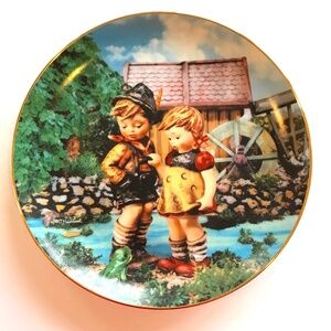 M.J. HUMMEL Plate Decor Hello Down There Danbury Mint  8” Round